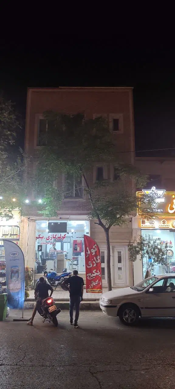 سه طبقه مسکونی و یک مغازه تجاری