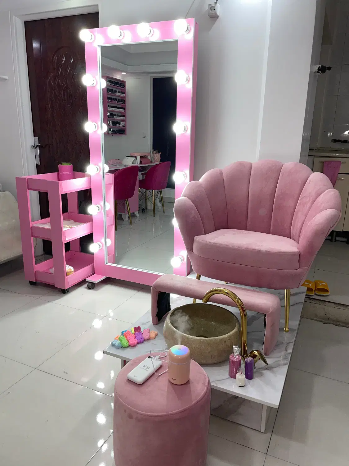 اجاره میز ناخن ۳ میلیون ۵۰۰ هزار تومان