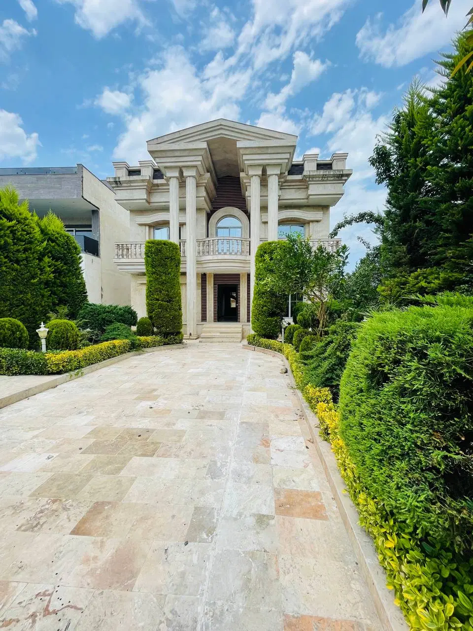 عمارت ۳۰۰ متری شمال تحویل با ۵ تومن سنددار