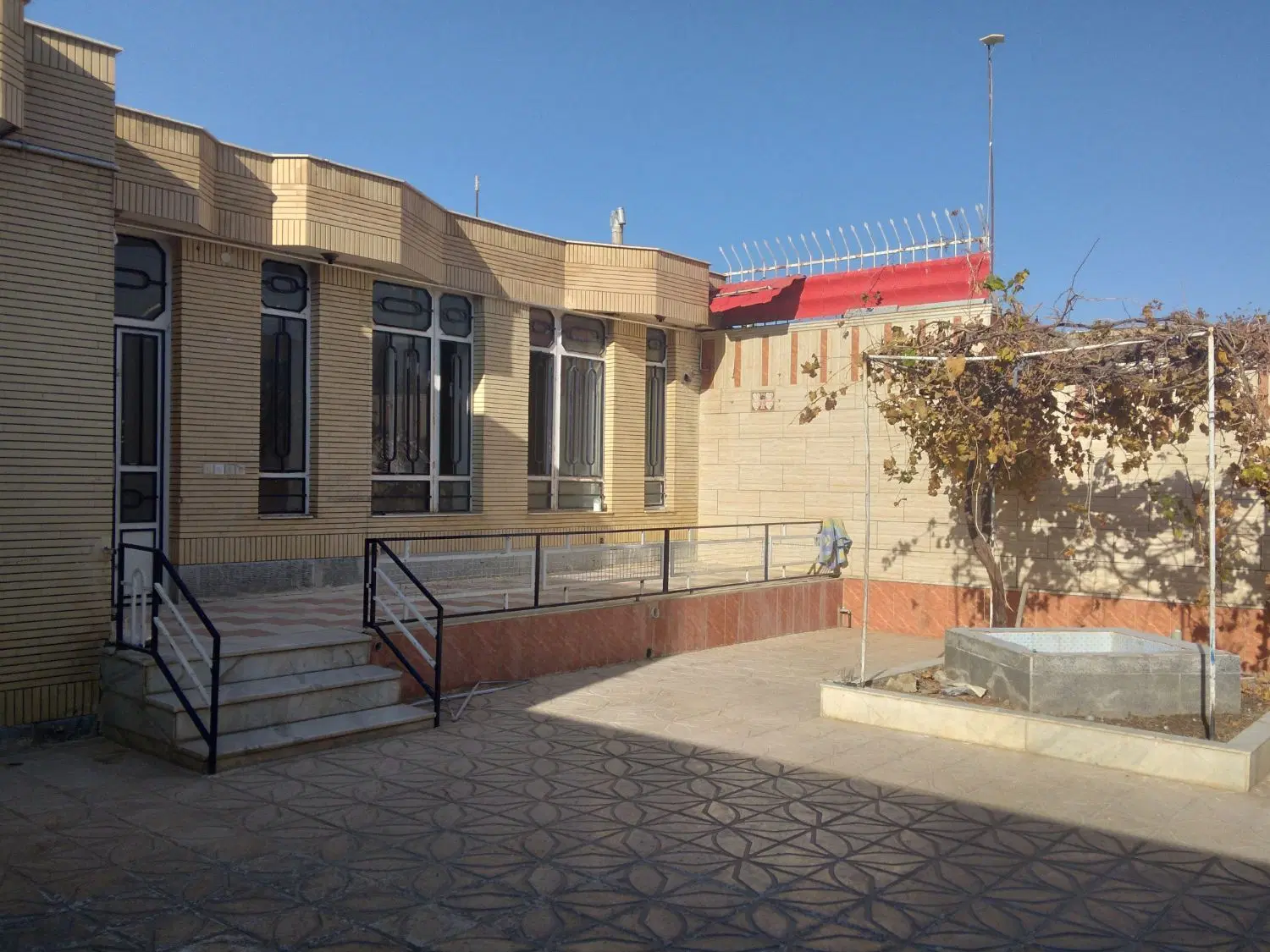 اجاره منزل ویلایی نبش خیابان حافظ