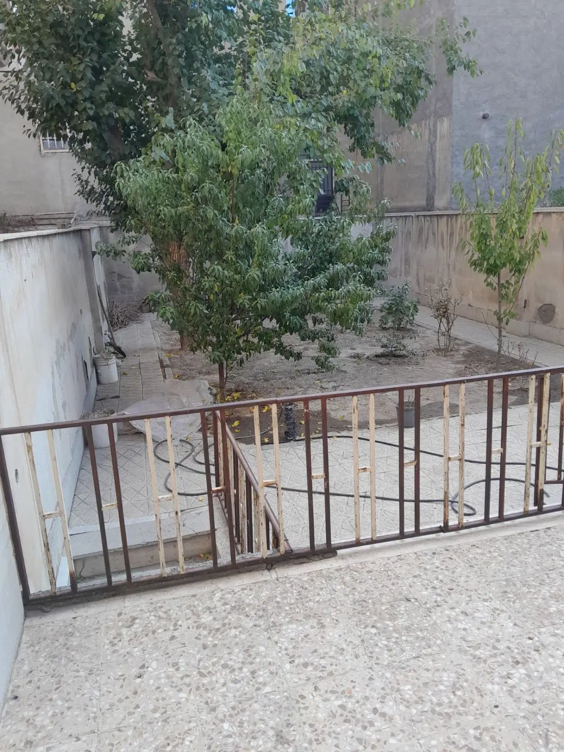 خانه ویلایی و یک باب مغازه سند دار مجزا