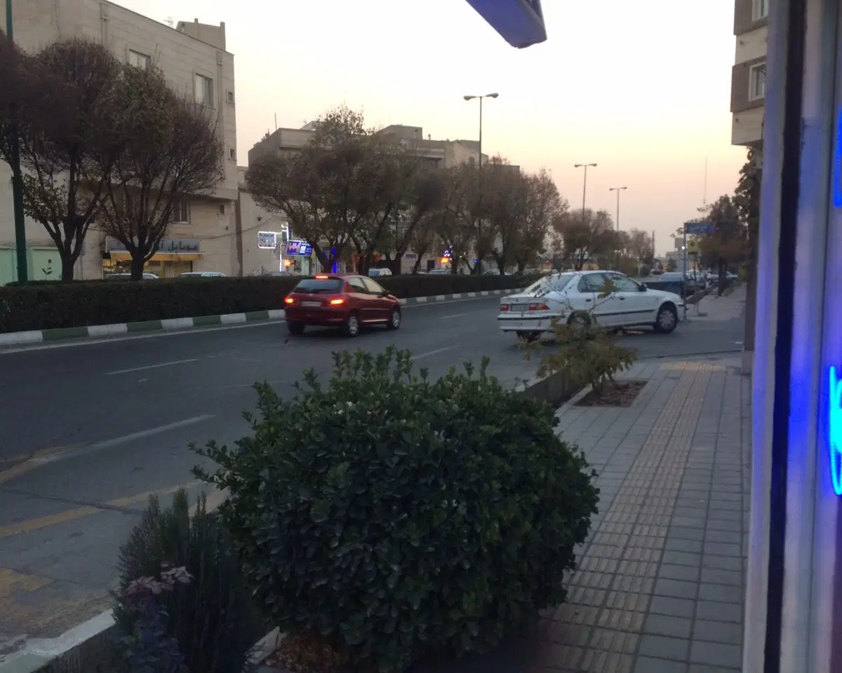 مغازه تجاری ۱۲ متری بر بلوار اصلی