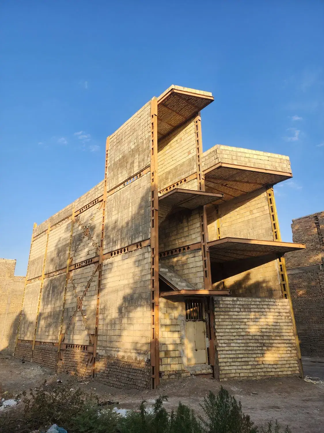 ملک تجاری، مسکونی  نبش اصلی