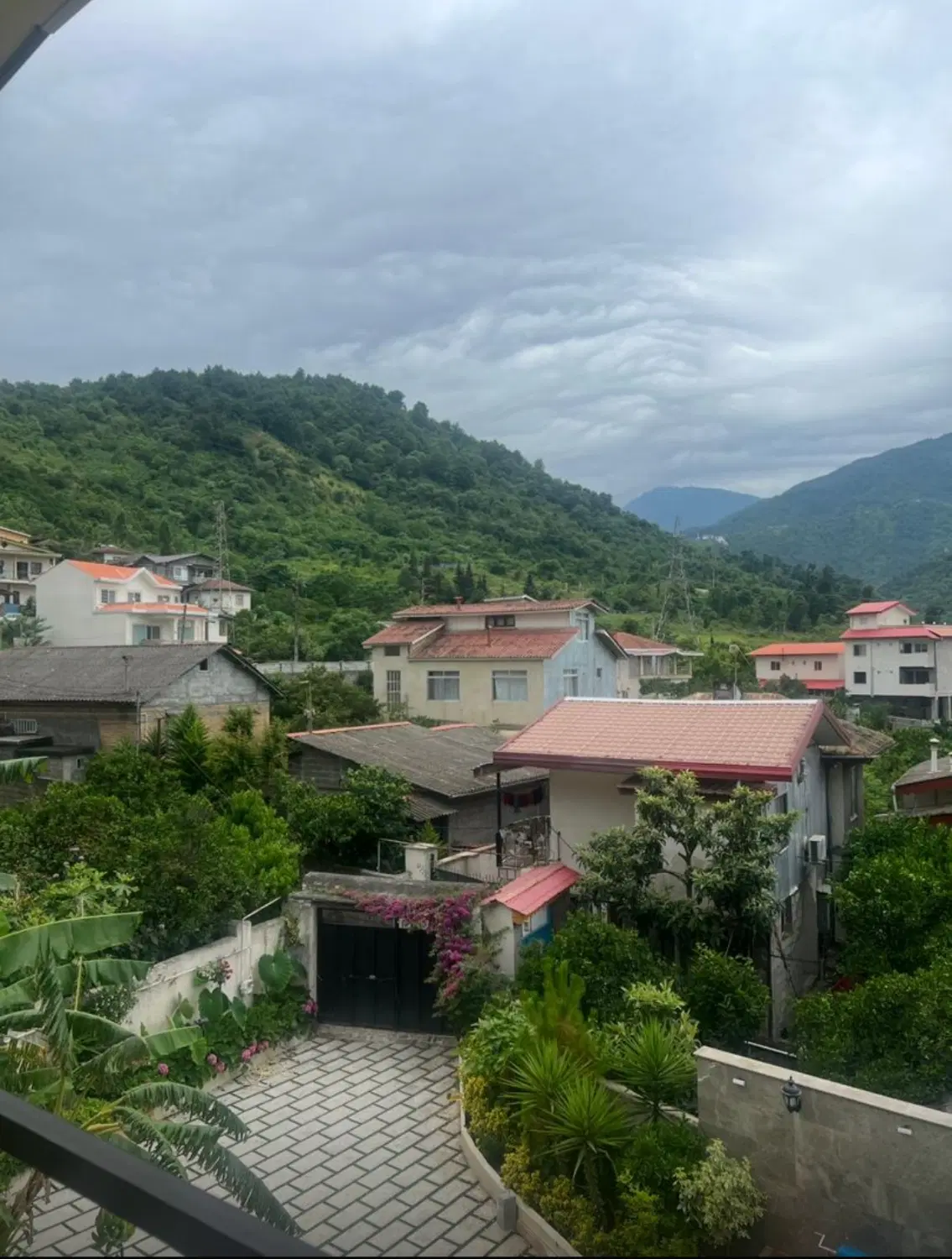 کلبه سویسی با ویلای استخر دار