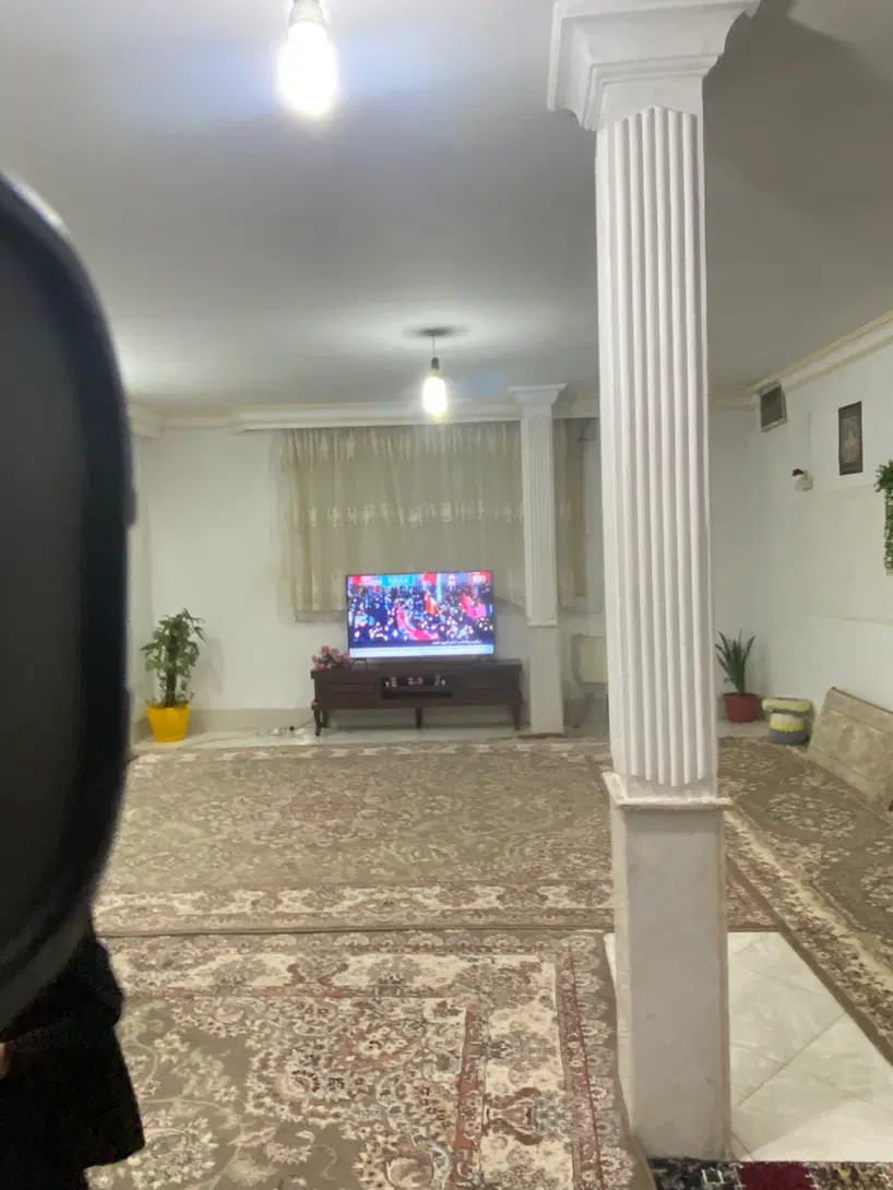 واحد ۹۰متری۲خواب طبقه دوم روی همکف حاشیه بلوار اول