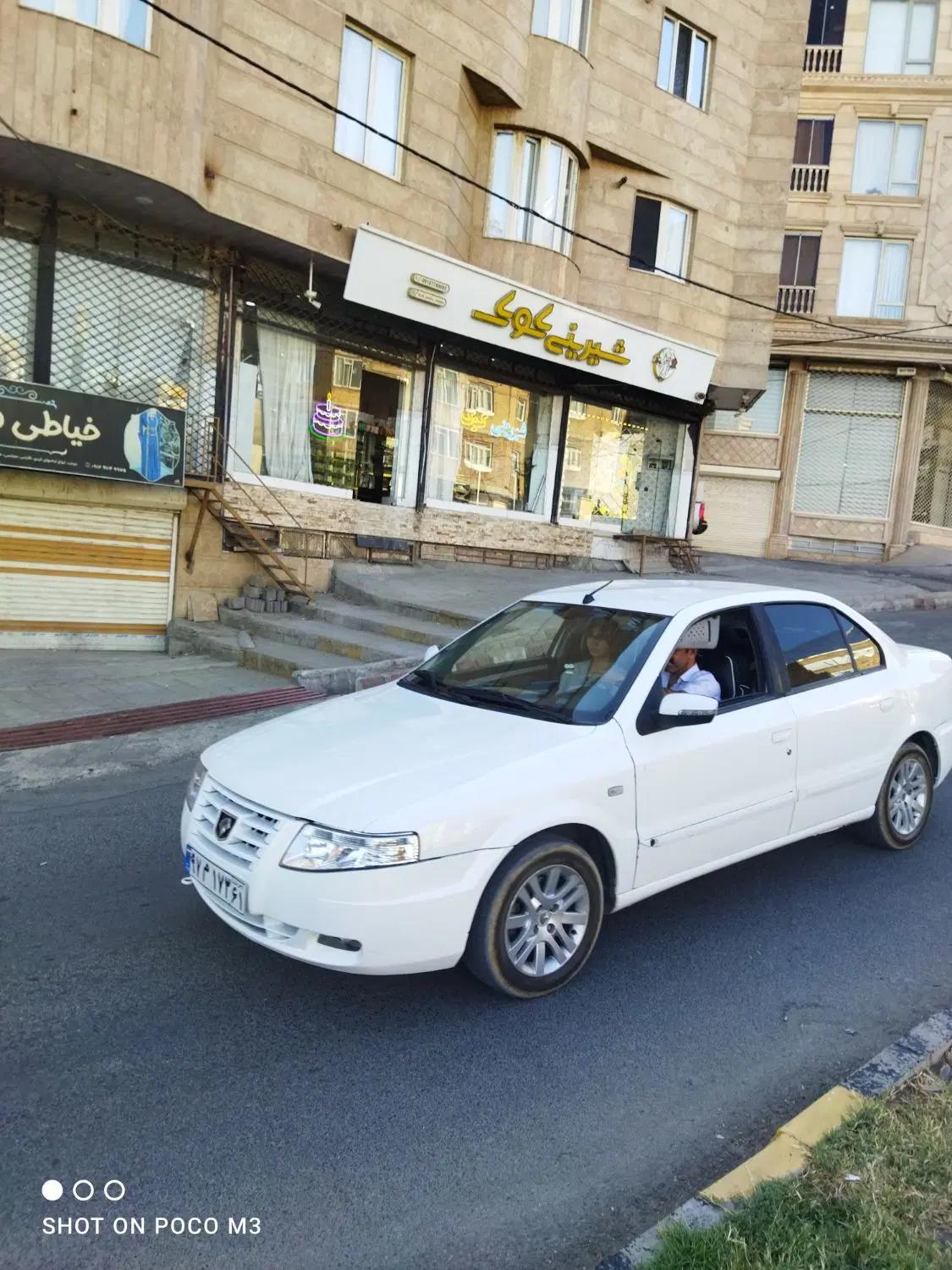 مغازه ۶۰ متری دقیق دور میدان جامی