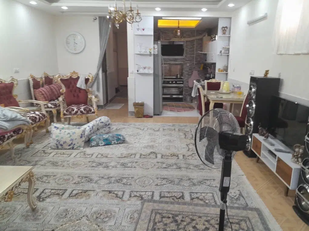 خانه ی یک طبقه حیاط دار دربست بازسازی شده