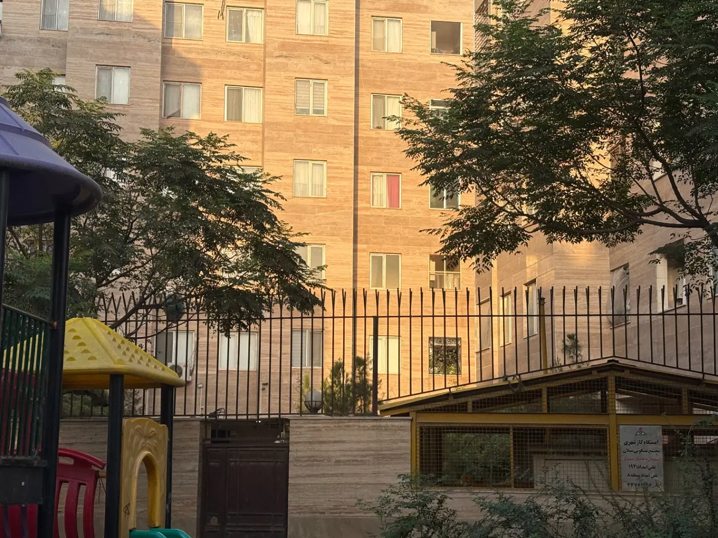 فول ۹۸ متری فول  حیاط بزرگ