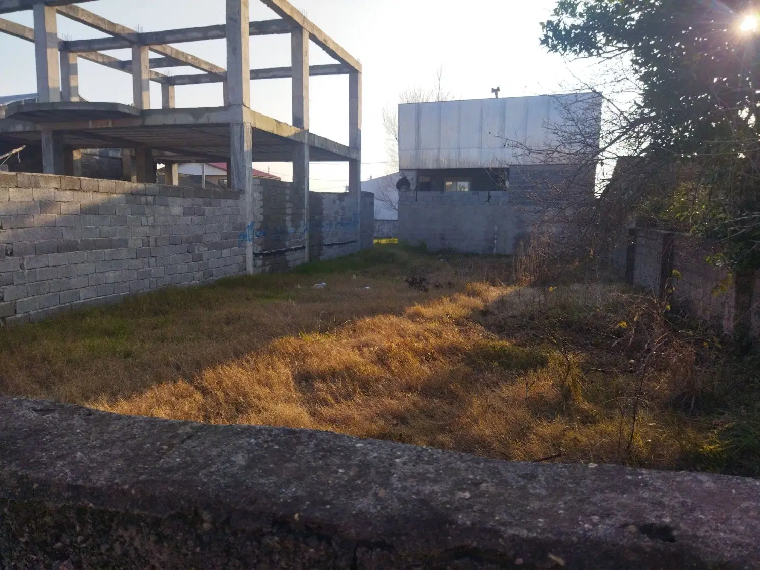 زمین دور محصور