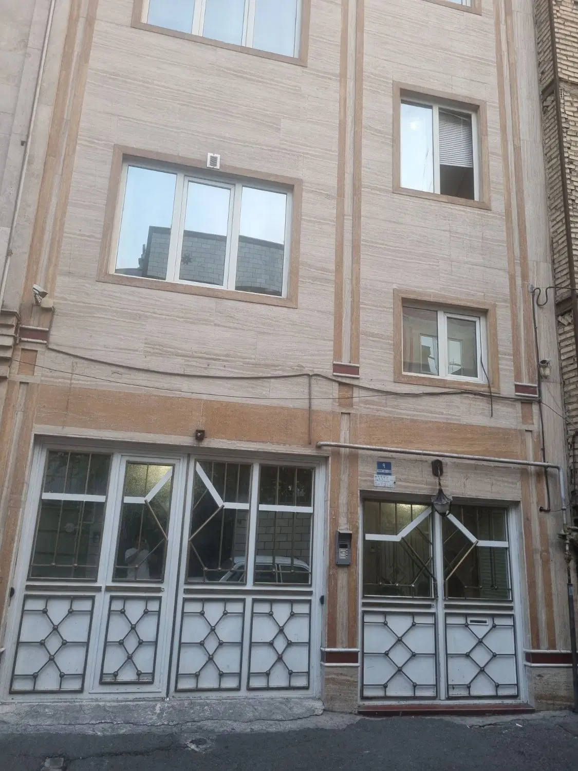 ملک چهار طبقه برای فروش