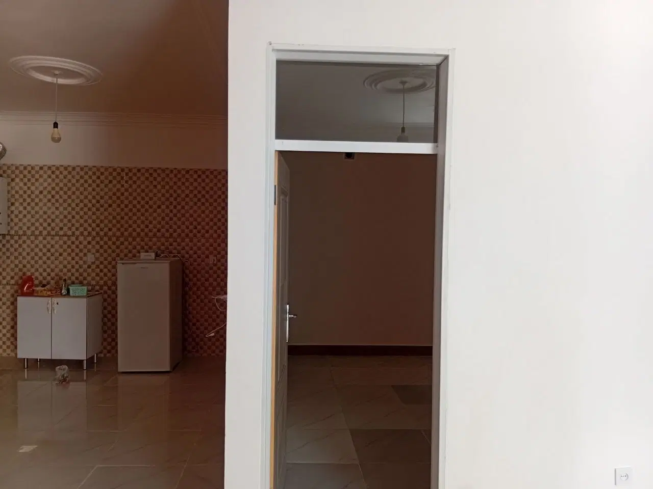 خانه و دوقطه زمین جمعا ۴۰۰ متر تک بر سند