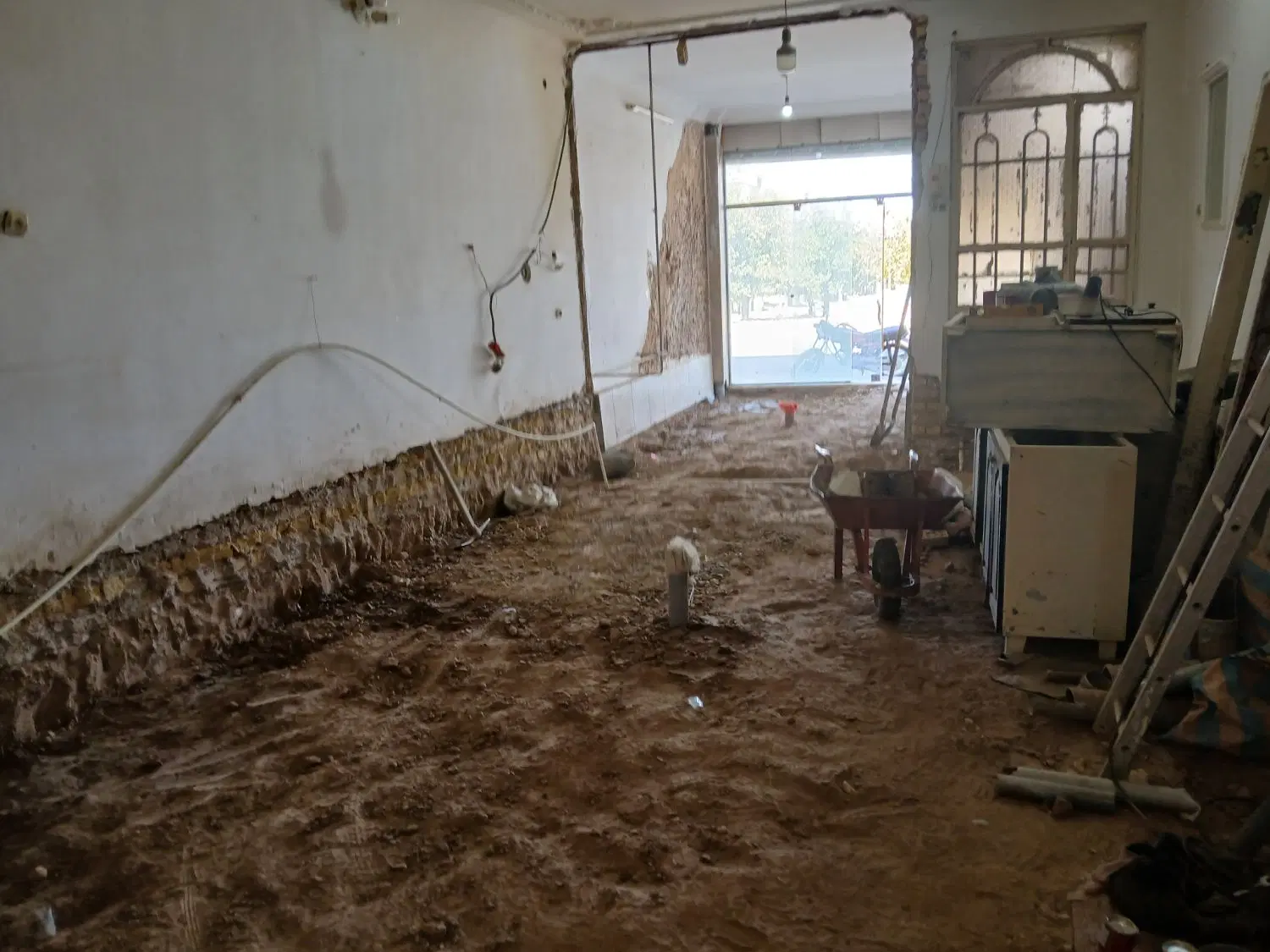 مغازه ۶۵مترحاشیه خیابان ۲۰متری امتیازات کامل