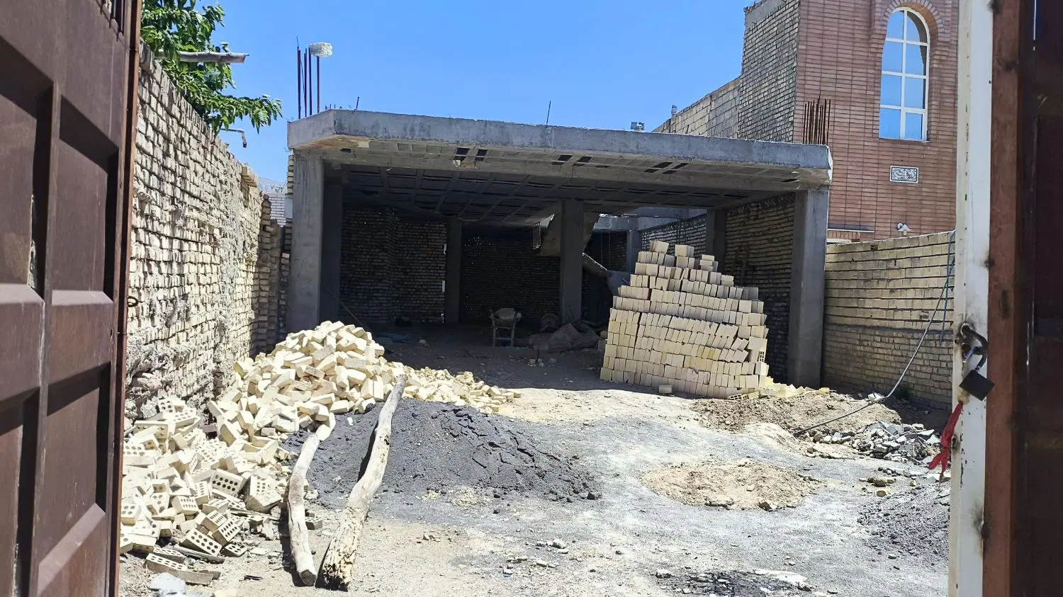 منزل نیمه ساخت در به حیاط