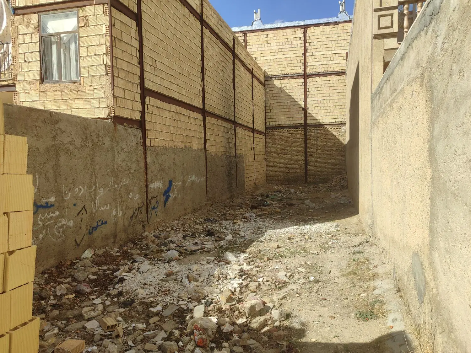 زمین 110 متری نامیله تنگ افتاده