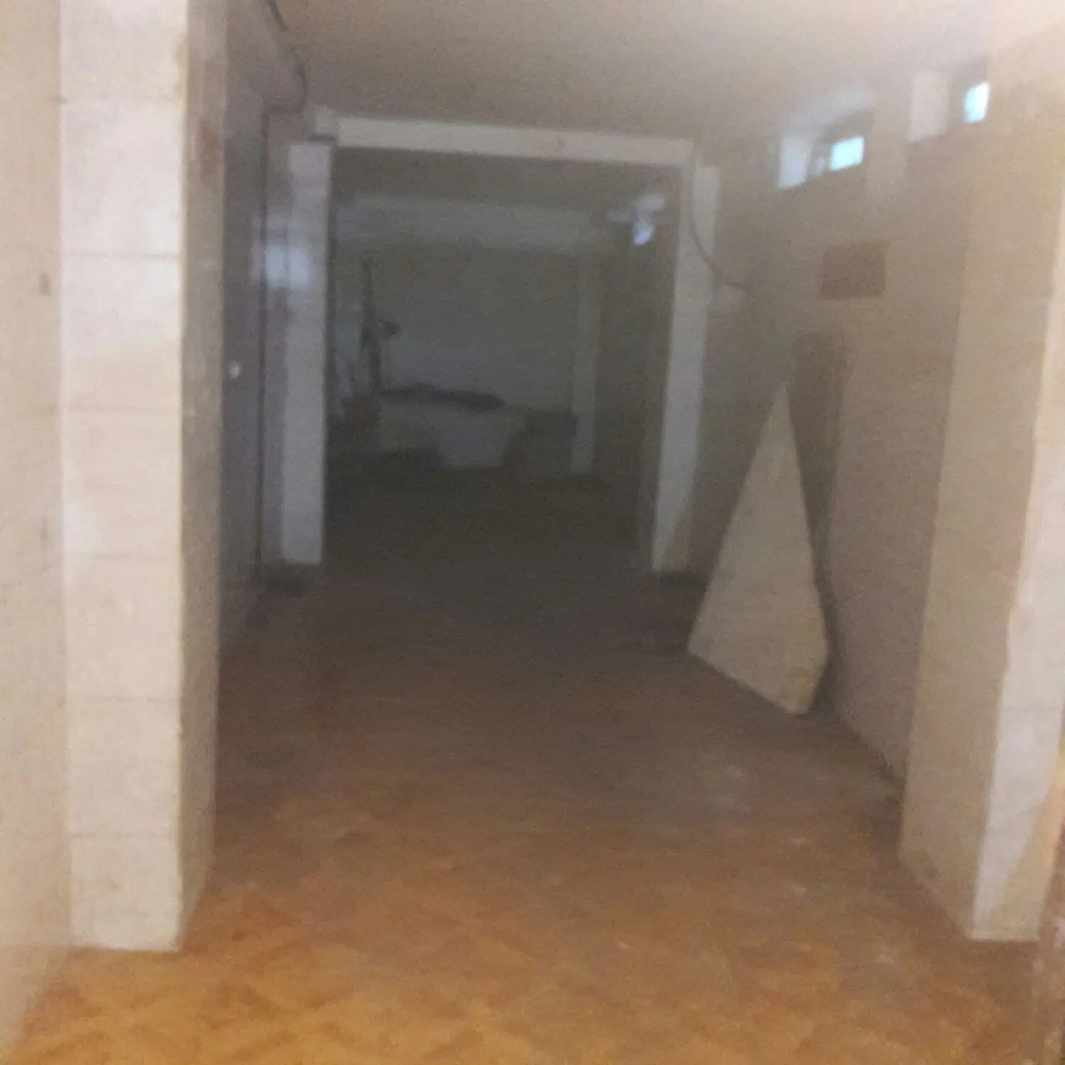 زیر زمین به متراژ ۶۷ متر در بر خیابان صدرالشعرا