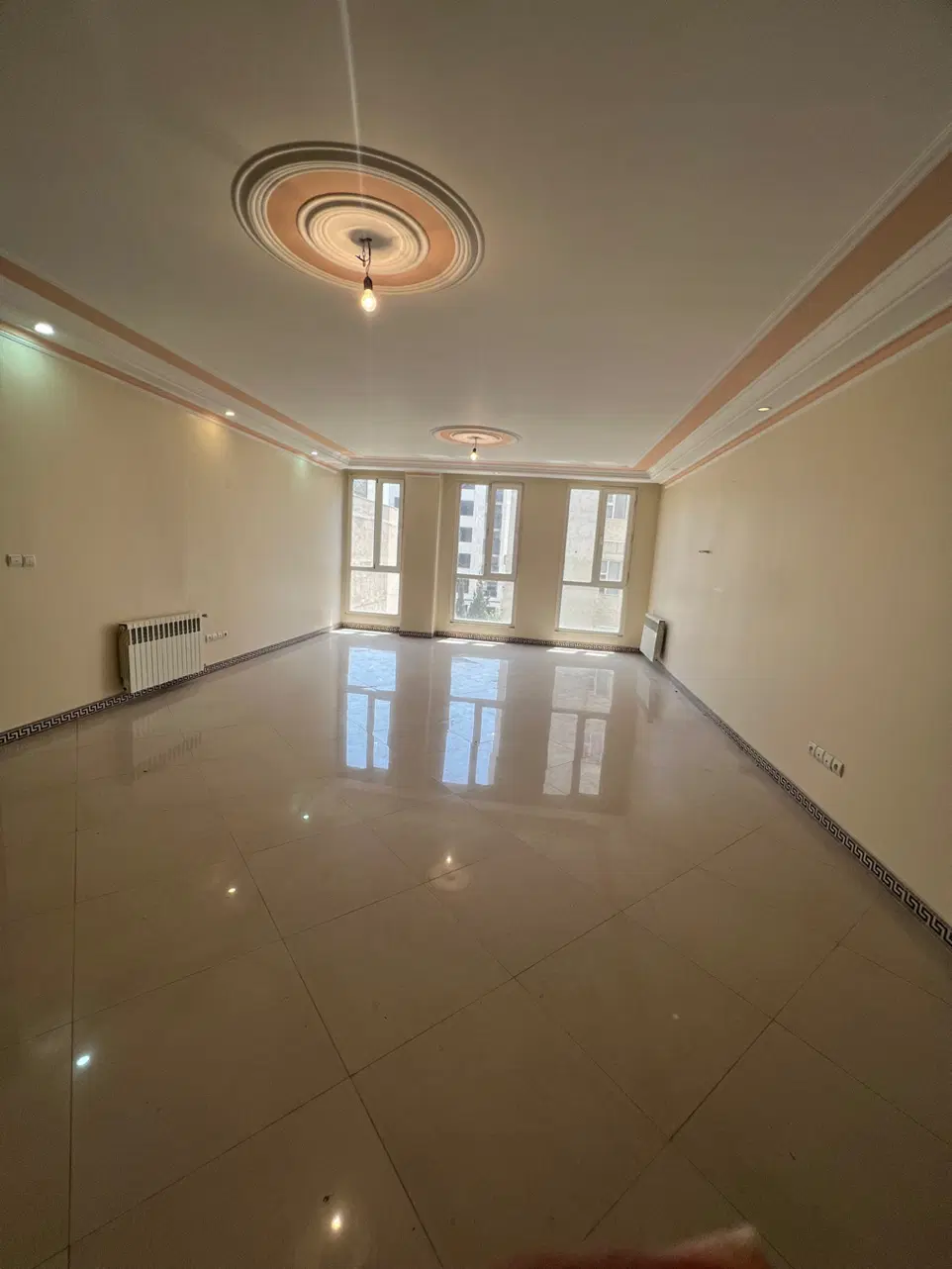 ۱۲۰ متر دارای ۲ پارکینگ سندی فول امکانات