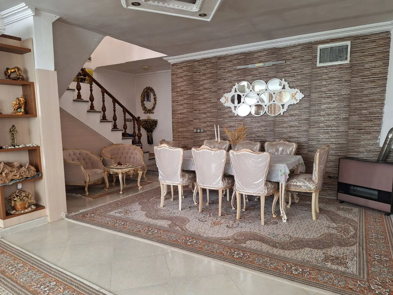 آپارتمان ۳ طبقه.دو واحد جدا