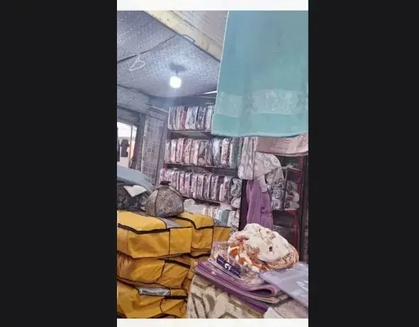 فروش ۲ مغازه و جا پر رفتا آمد سمت در بالایی