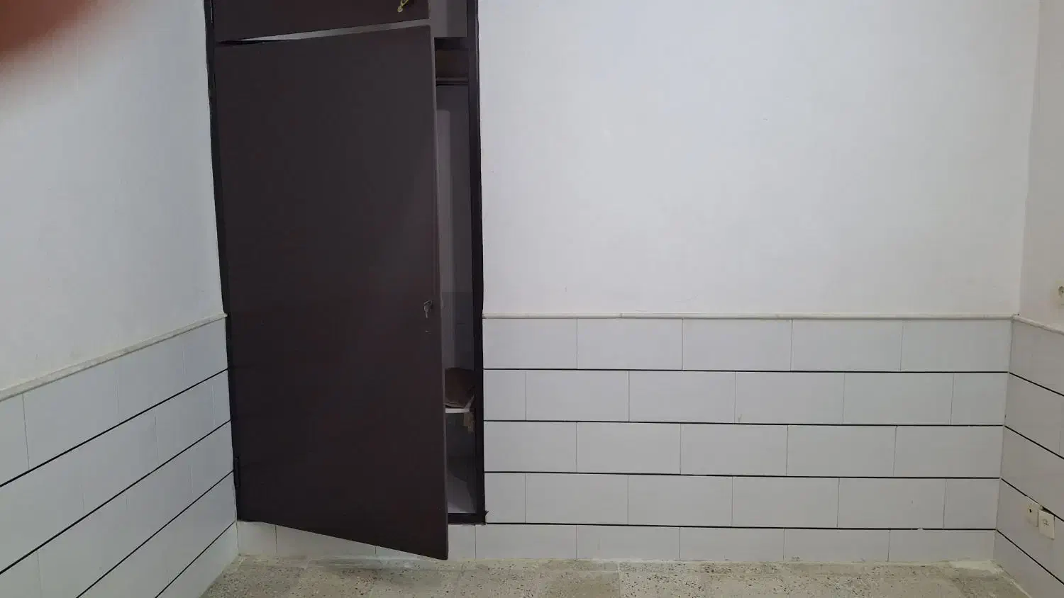 زیرزمین گلخانه ای تازه تعمیرتمیزودلباز