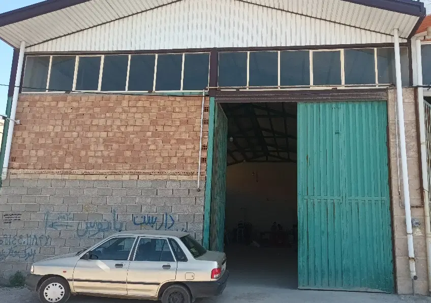 یک سالن ۳۰۰ متری