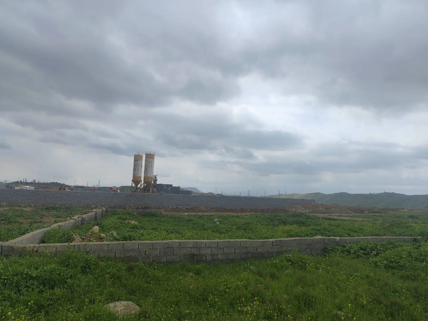 زمین کارگاهی دو قطعه مانده به جاده اصلی