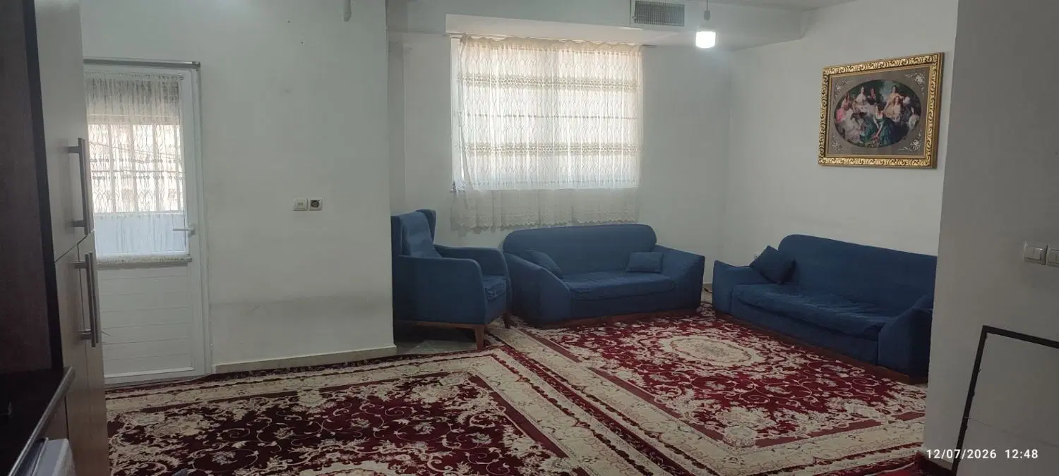 خانه دور میدان گلها