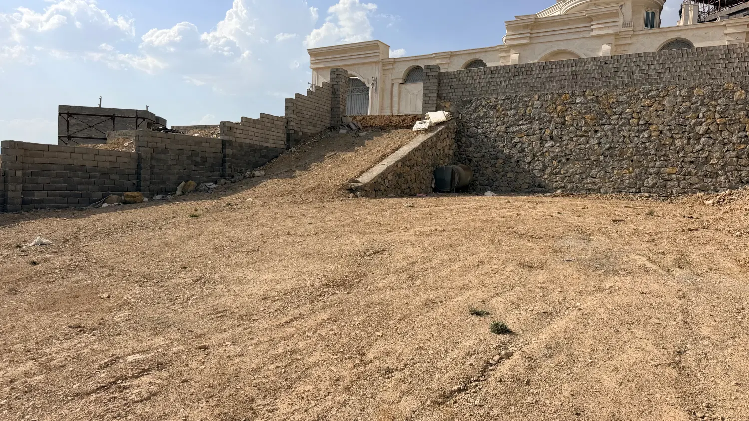 زمین رودهن گلاهک