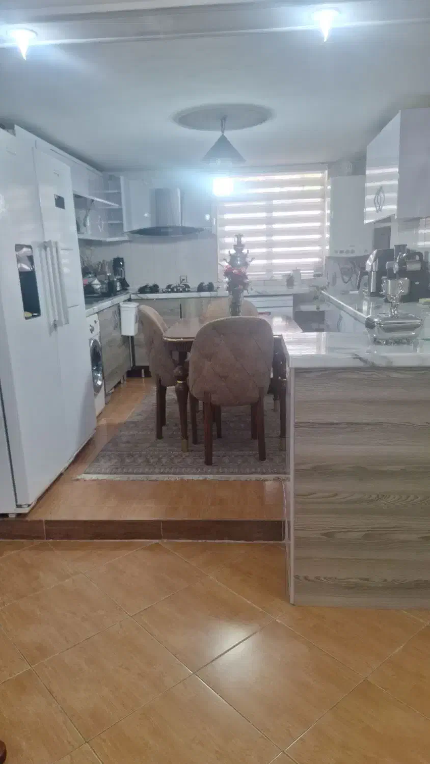 یک باب منزل مسکونی دو طبقه