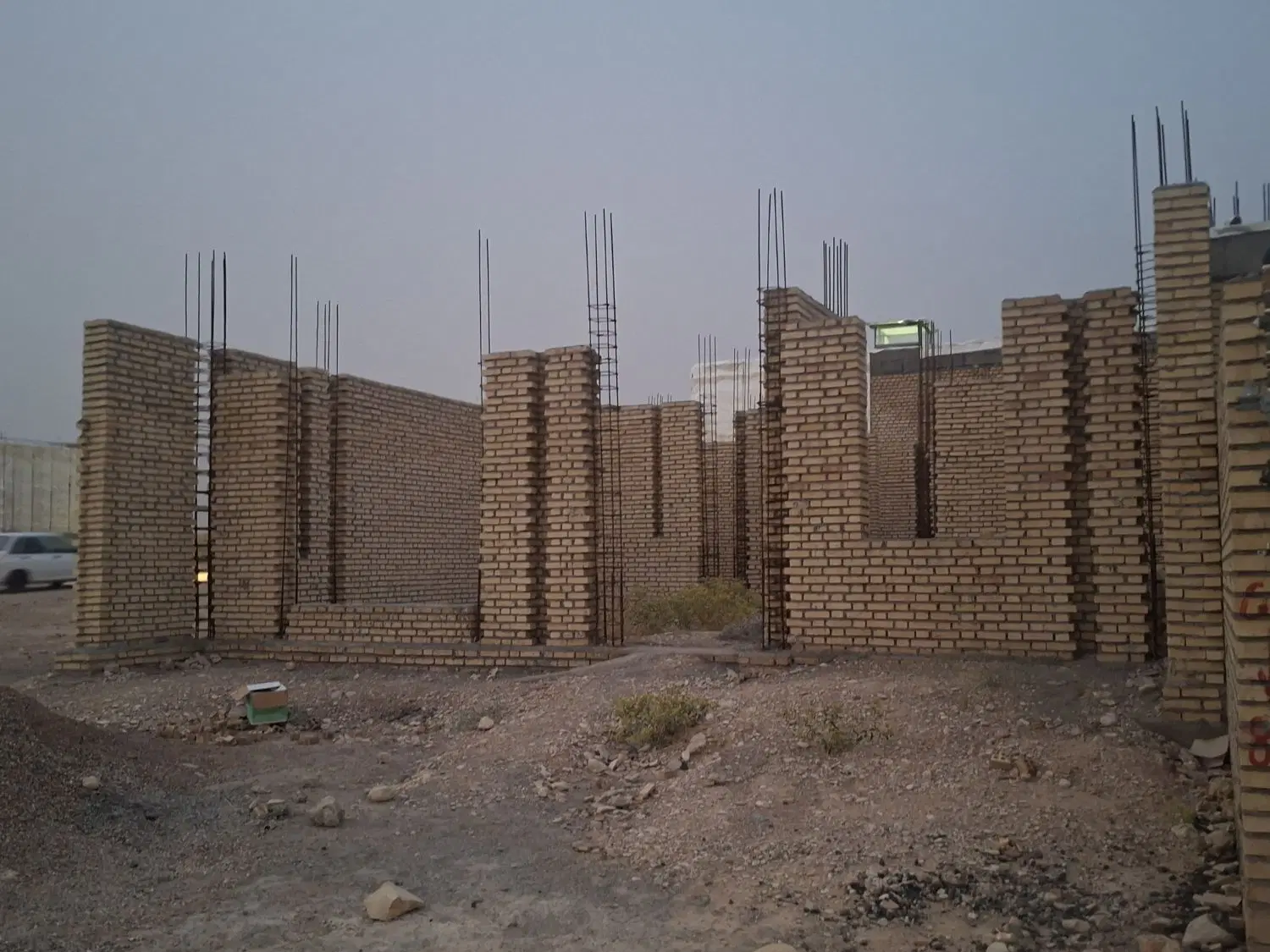 منزل ویلایی نیمه کاره(پشت دانشگاه)