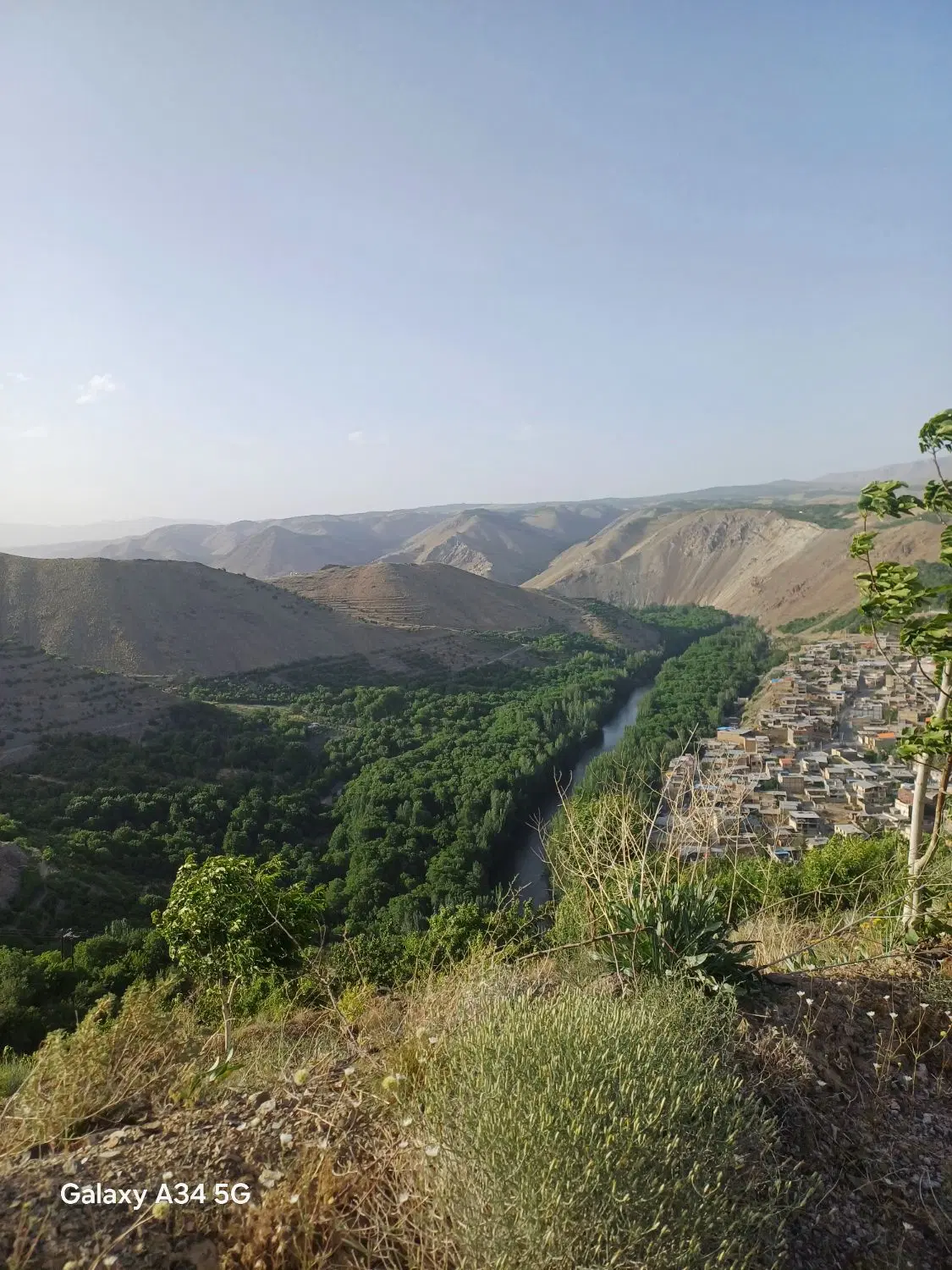 باغ ده هزار متری با سند و حق آبه از زاینده رود