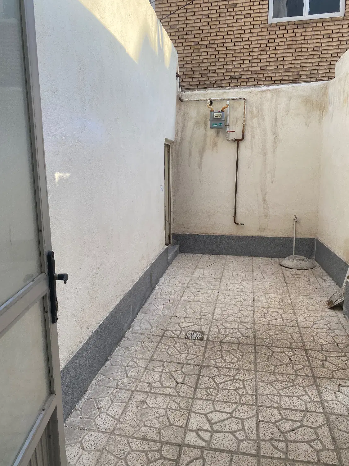 حیاط دربستی قدیمی ساخت باسازی شده