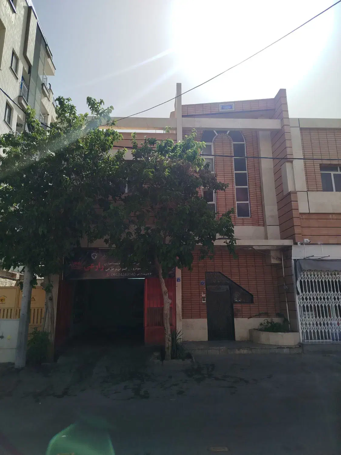 منزل مسکونی و مغازه