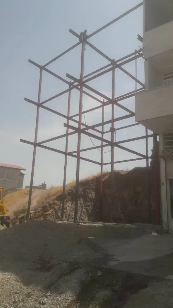 زمین دارای ۳ طبقه اسکلت