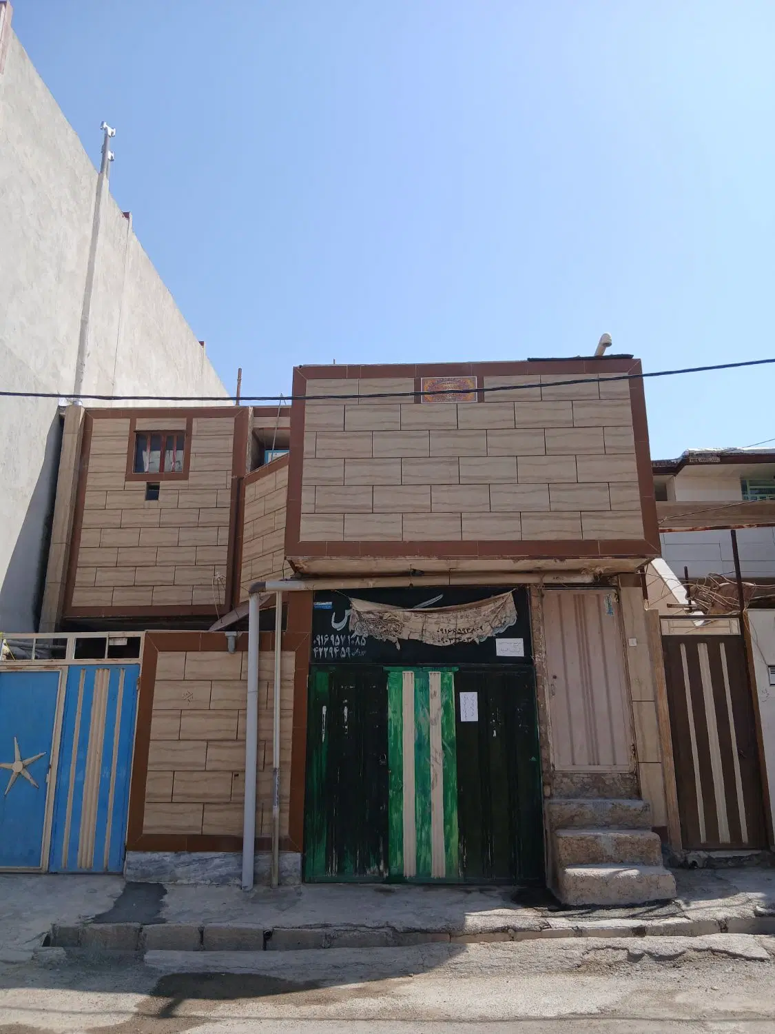 اجاره خانه طبقه بالا، پوشاک گلستان نهم