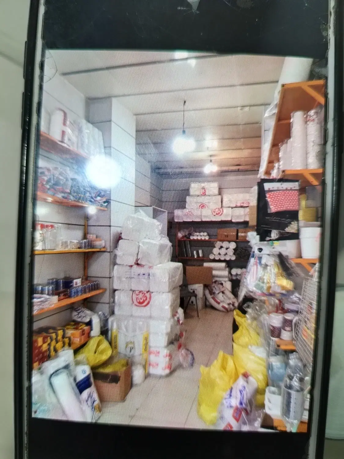 مغازه تجاری واقع در خیابان مولوی