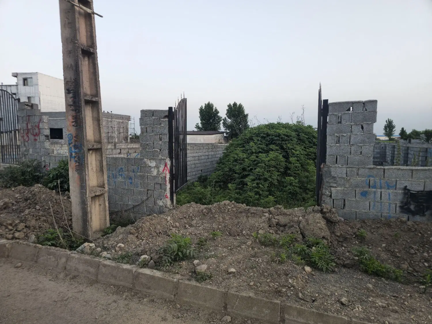 تنها زمین پلاک ریز برخیابان اصلی تشبندان مالک هستم