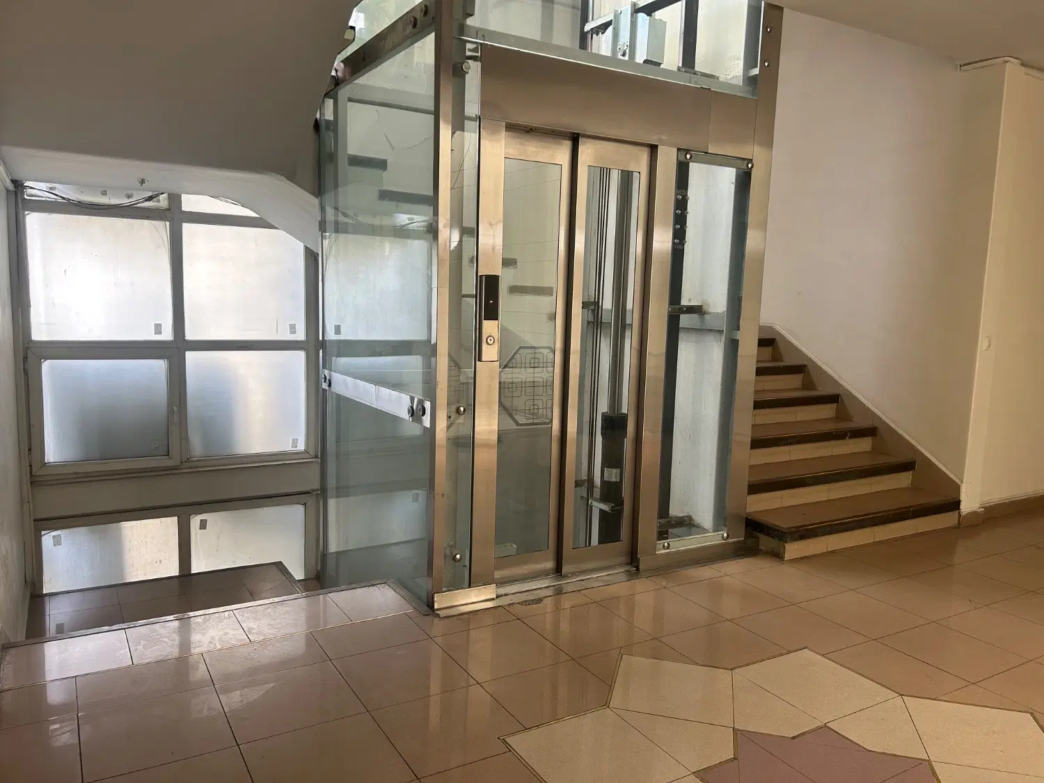اتاق ۲۰ متری در یک واحد اداری