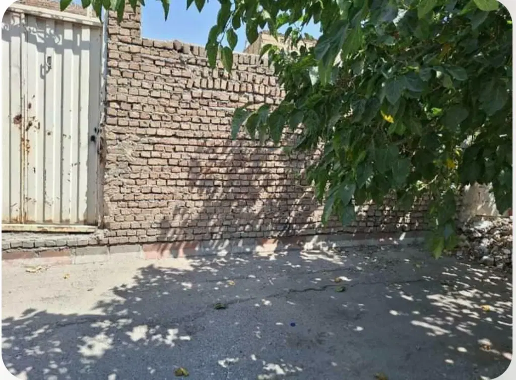 زمین حصار شده در لاله