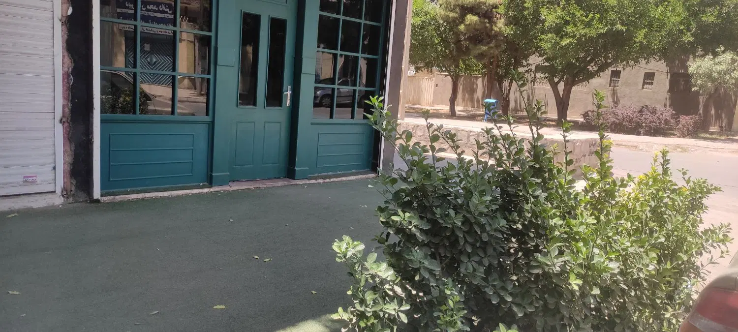 یک باب مغازه در شهرک فرهنگیان