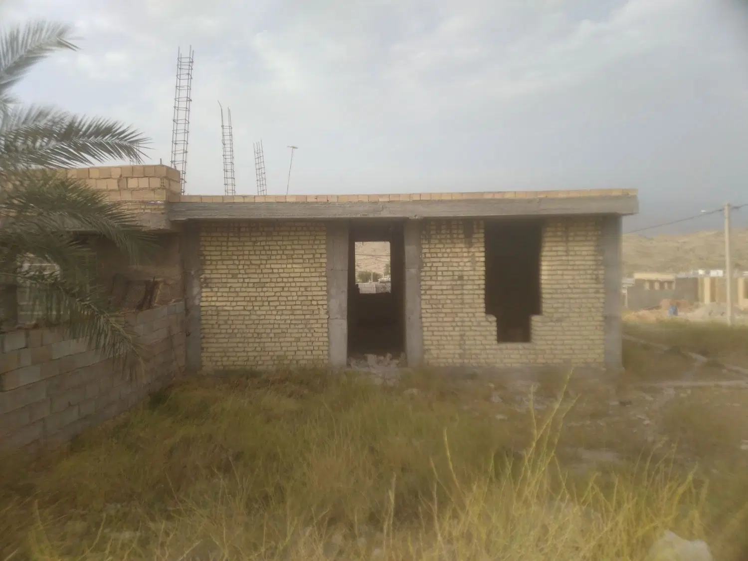 ساختمان نو ساز نیمه کاره جفت کمبربندی اینده داره