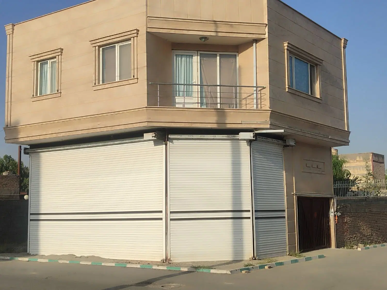 خانه وبلایی با مغازه