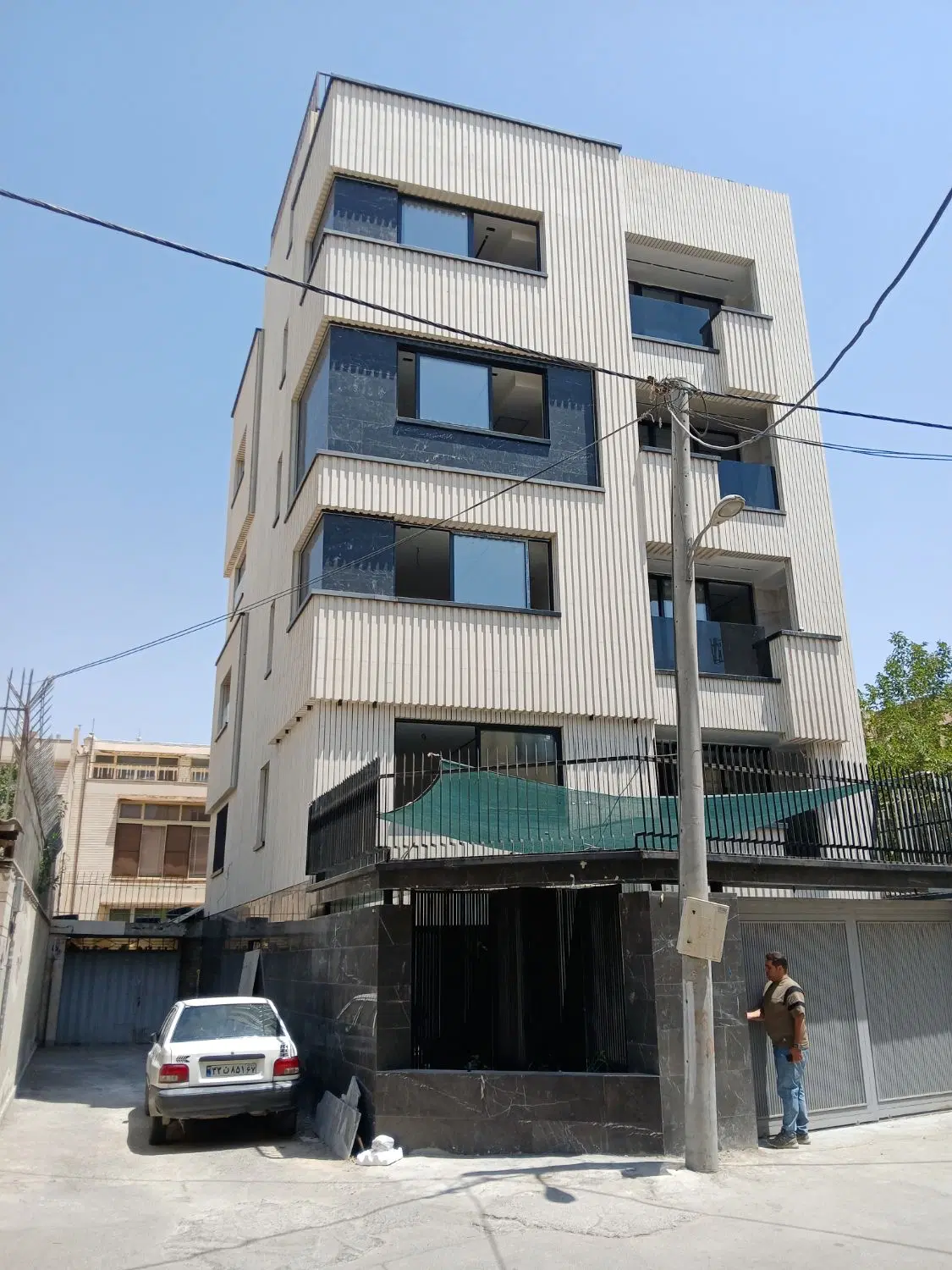 ویلایی سه طبقه ۱۶۰ متری دو نبش