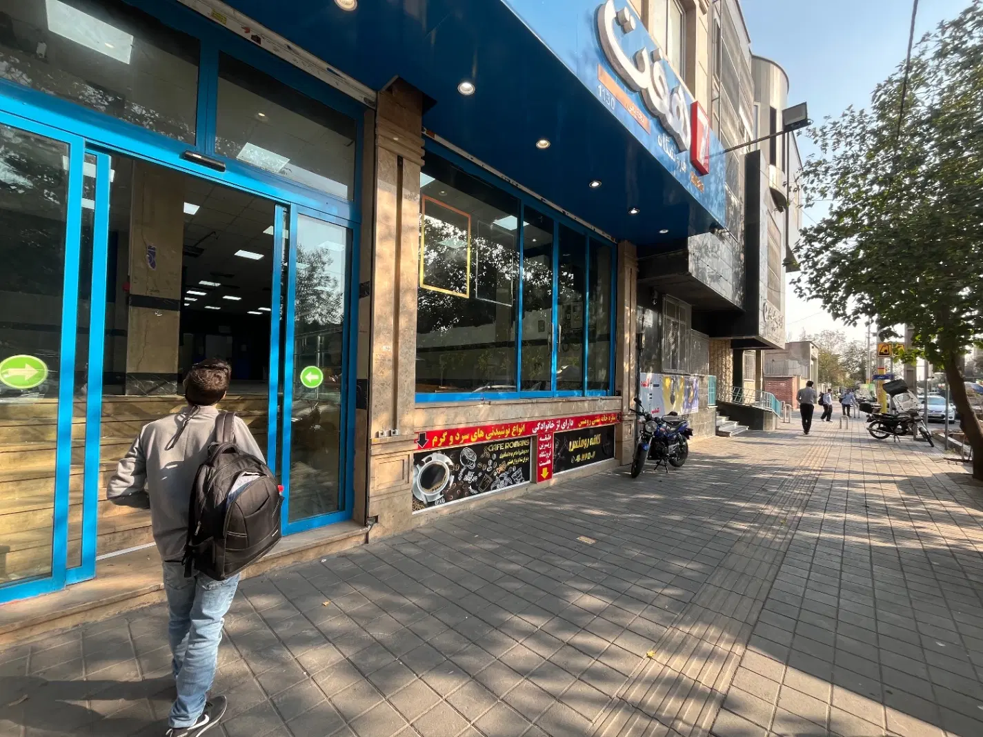 ۲۷۰ متر بر خیابان اصلی جنب ایستگاه مترو