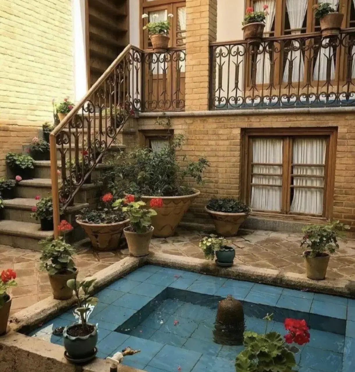 زمین جلو خیابان قهرمان