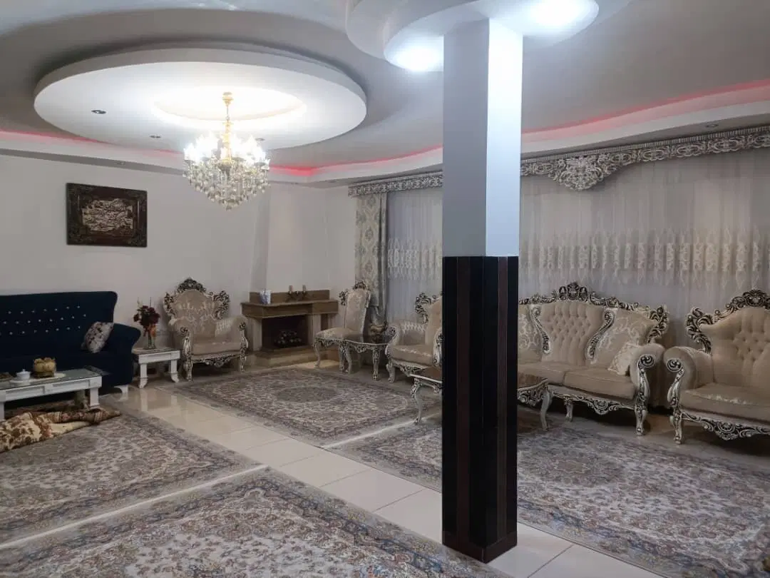 یک واحد از ساختمان 3 طبقه
