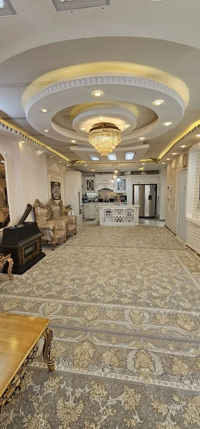 اپارتمان 200متری 150زیربنا 50متر حیاط اختصاصی