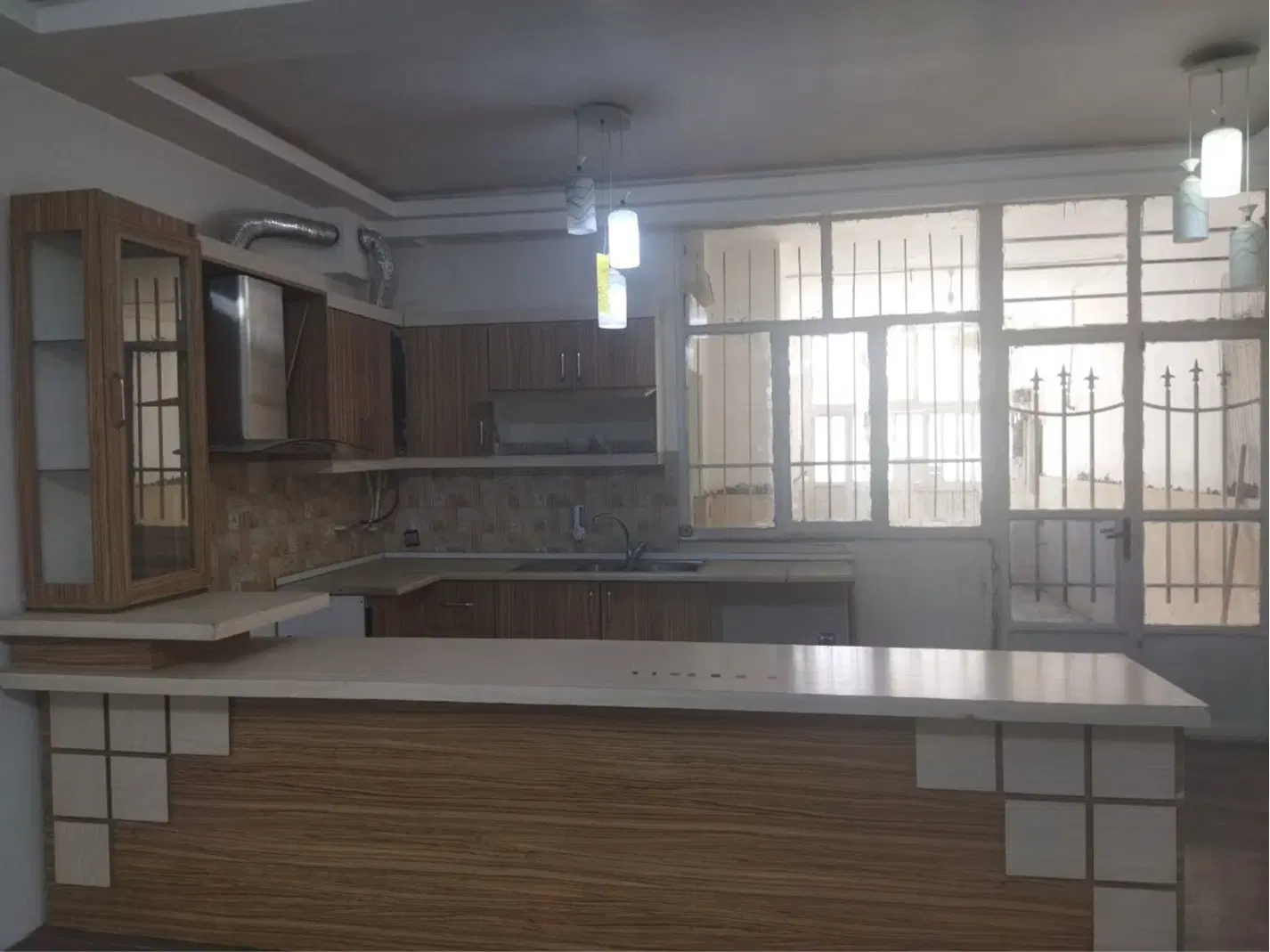 ۱۰۰متر دو خواب با پارکینگ همکف راه جدا