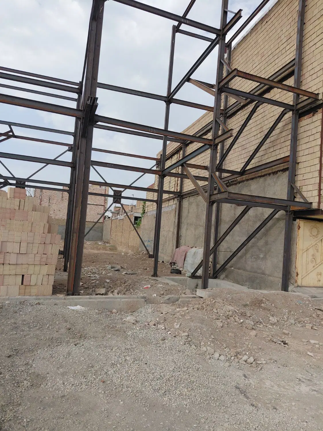 ساختمان نیمه کاره