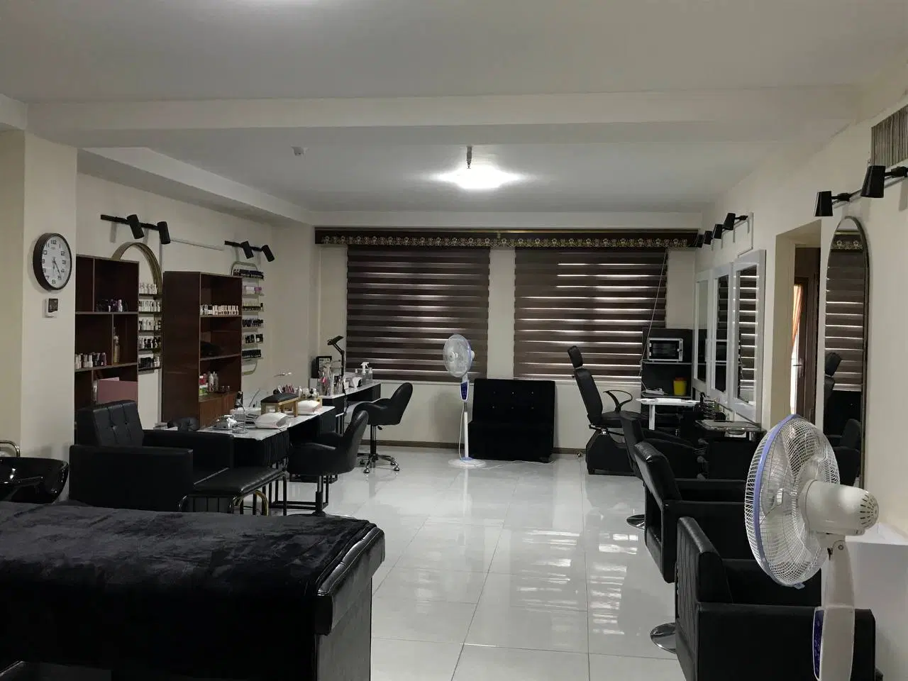 اجاره ۲ عدد میز ناخن در مهرشهر زنبق