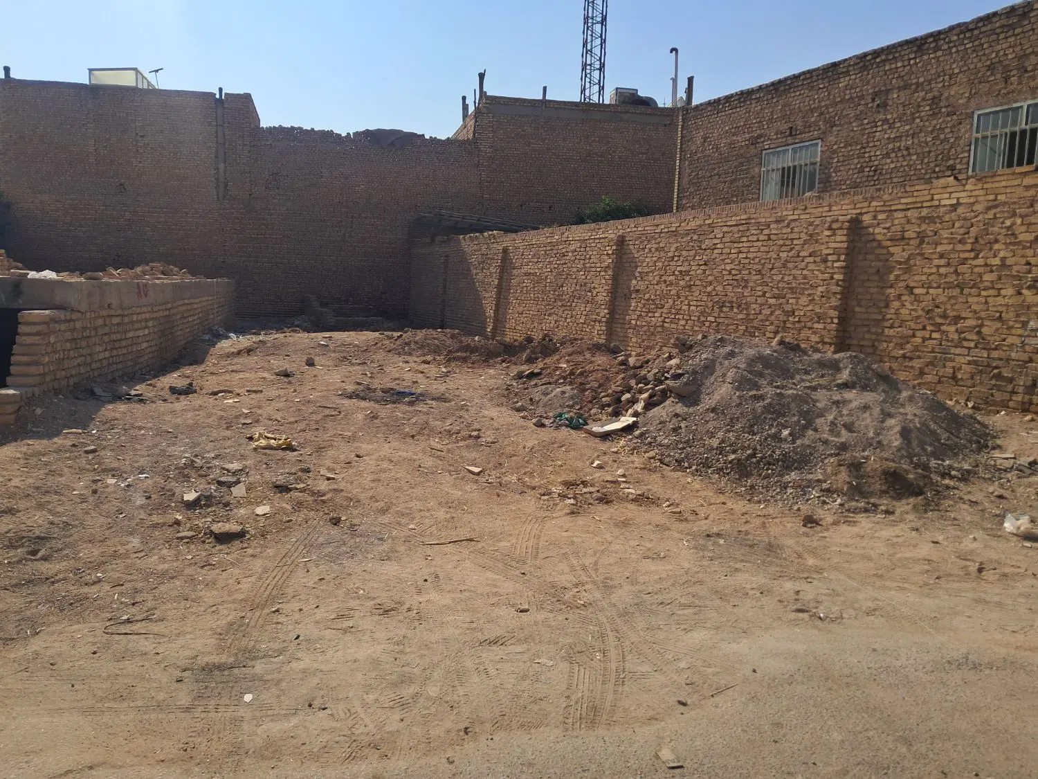 زمین فروشی